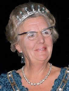 Witgouden art deco tiara met diamant en aquamarijn gemaakt door Van Kempen voor de 21ste verjaardag van Juliana Kennisbank Zilver.nl